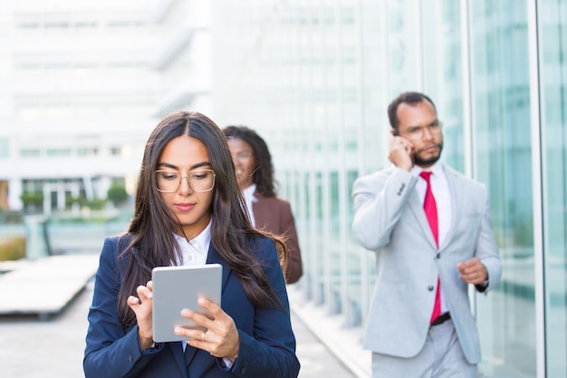 Empresária confiante usando tablet