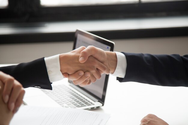 Empresária de handshaking de empresário mostrando respeito, closeup vista de mãos tremendo
