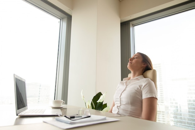 Foto grátis empresária descansando para aumentar a produtividade