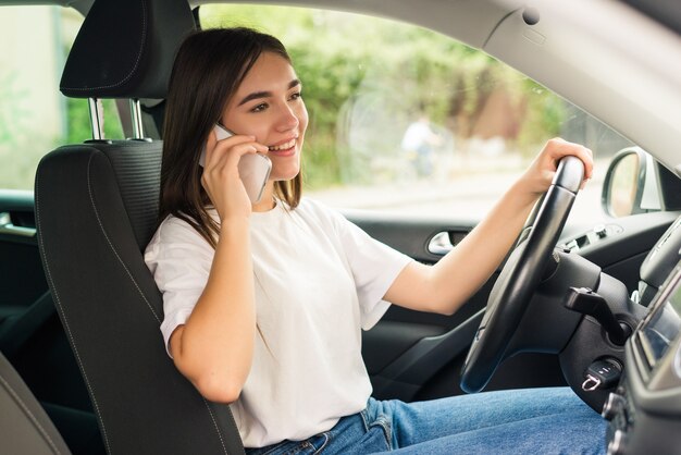 Empresária dirigindo o carro e falando ao telefone com raiva