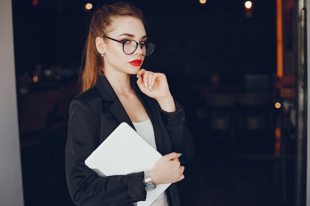 Foto grátis empresária elegante em um café