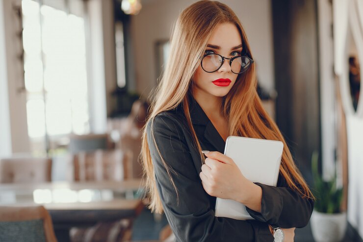 Foto grátis empresária elegante em um café