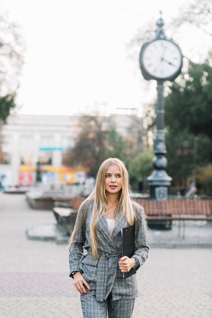 Foto grátis empresária elegante na cidade