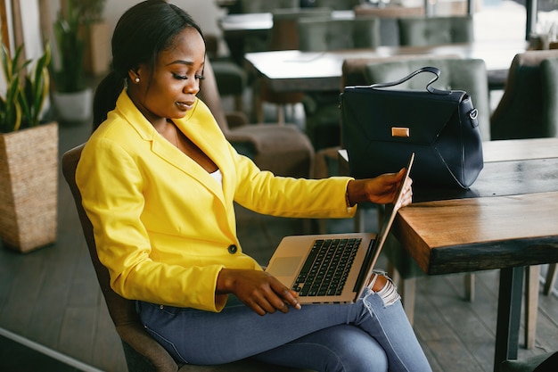 Empresária elegante, trabalhando em um escritório