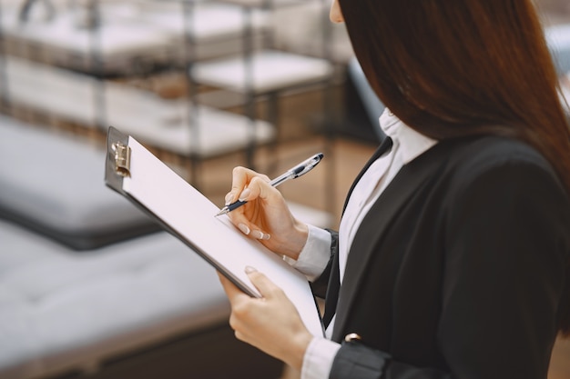 Foto grátis empresária em um terno preto no escritório