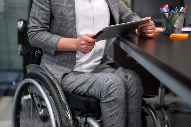 Empresária em vista média de cadeira de rodas