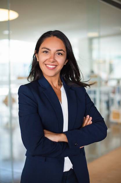 Foto grátis empresária jovem alegre confiante