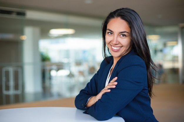 Foto grátis empresária jovem alegre