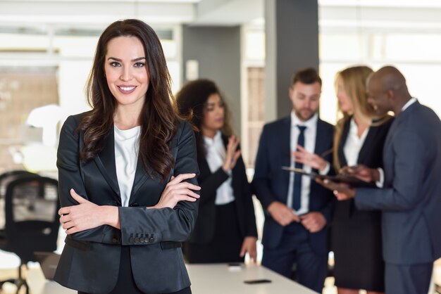 Empresária líder em escritório moderno com empresários trabalhando