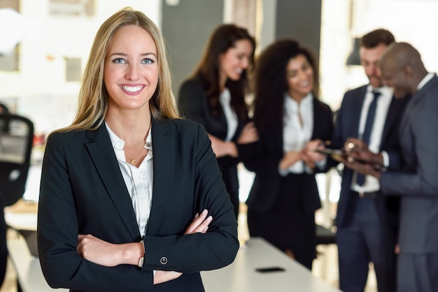 Empresária líder em escritório moderno com empresários trabalhando