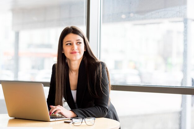 Empresária morena com laptop