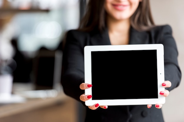 Empresária morena mostrando um tablet