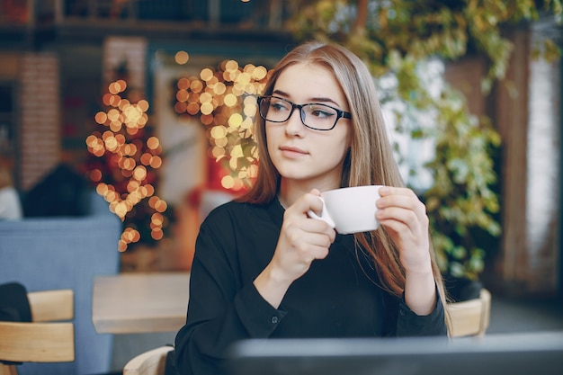 Empresária no café