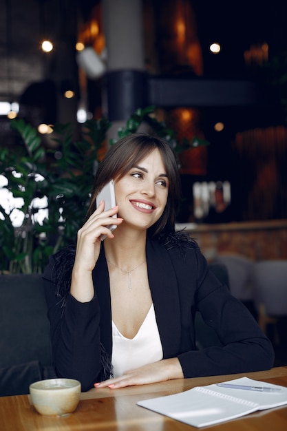 Empresária, sentado à mesa em um café e trabalhando