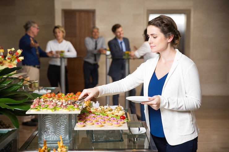 Foto grátis empresária servindo a própria no restaurante buffet