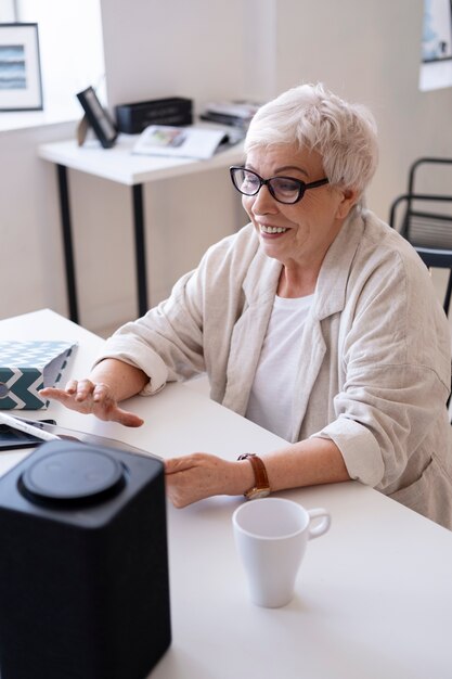 Empresária trabalhando com assistente digital