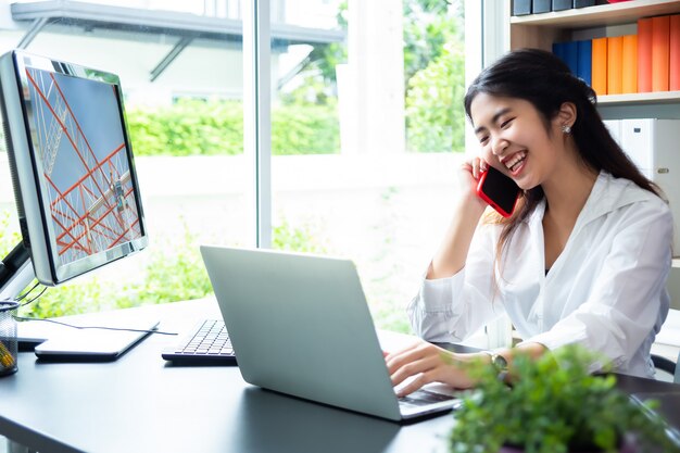 Empresária, trabalhando no escritório moderno