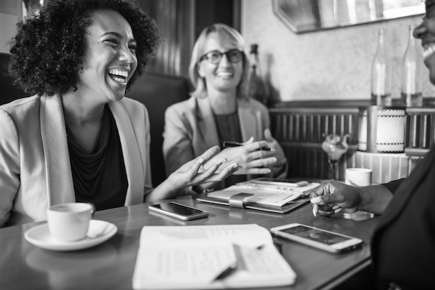 Empresárias alegres relaxantes em um café