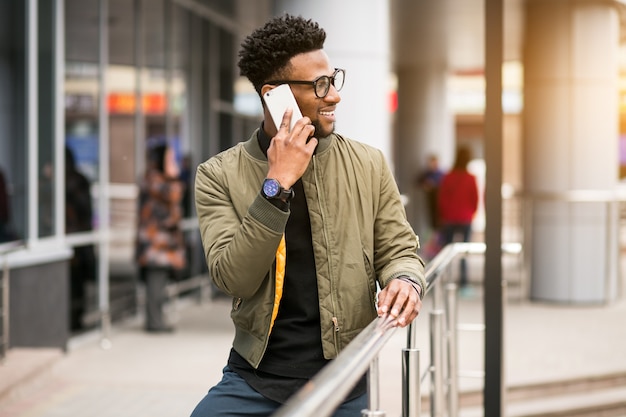 Empresário africano pessoa feliz americano