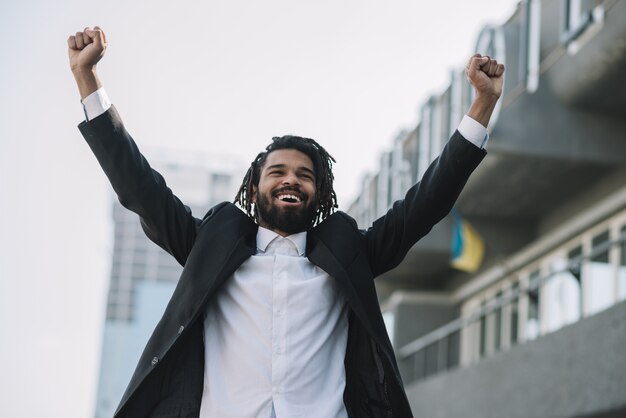 Empresário afro-americano feliz tiro médio