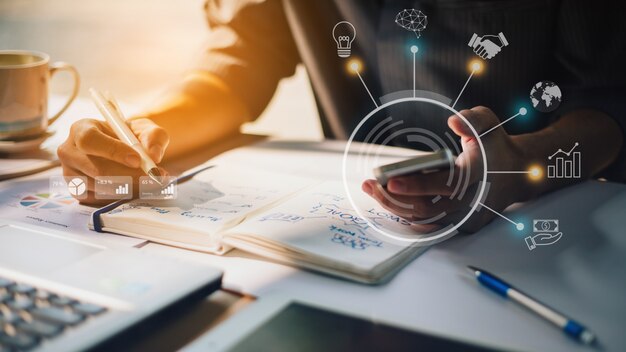 Empresário, analisando o relatório financeiro da empresa com gráficos de realidade aumentada