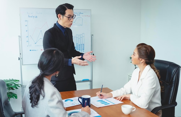 Foto grátis empresário asiático apresentando seu trabalho a colegas corporativos em reunião no escritório