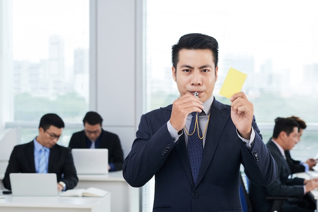 Foto grátis empresário asiático mostrando cartão amarelo