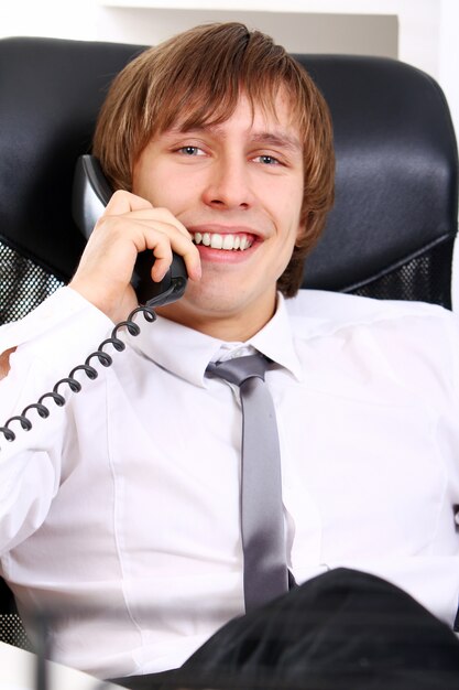 Empresário bem sucedido, falando por telefone
