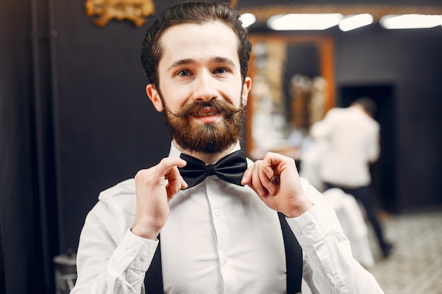 Foto grátis empresário bonito em uma barbearia