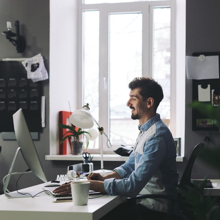 Foto grátis empresário bonito trabalhando no escritório