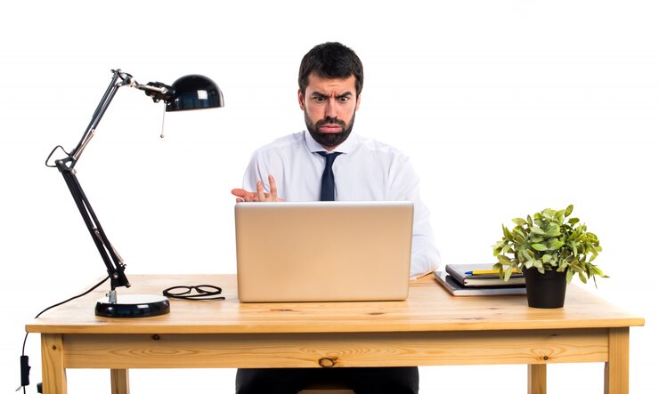 Foto grátis empresário cansado em seu escritório