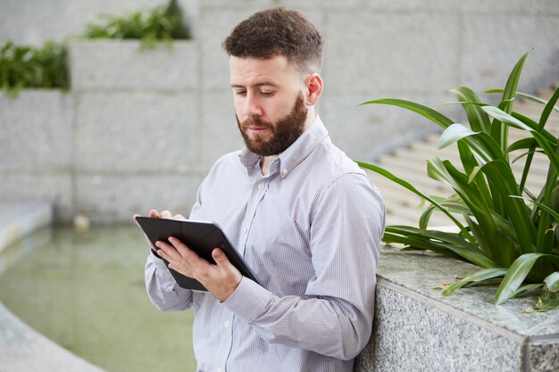 Empresário com tablet digital