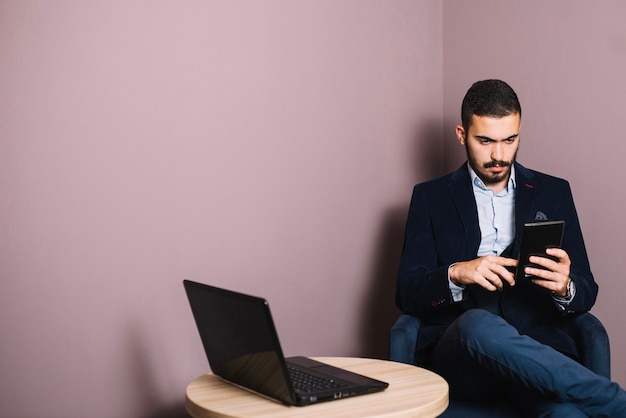 Empresário confiante com gadgets