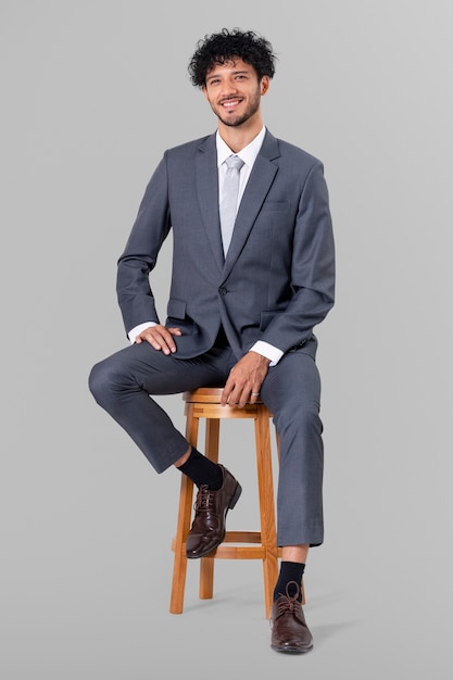 Foto grátis empresário confiante sentado em um banquinho de madeira, empregos e campanha profissional