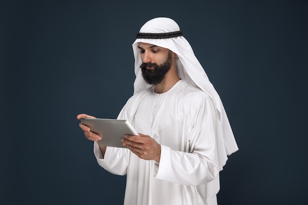 Empresário da Arábia Saudita em azul escuro