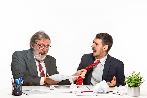 Foto grátis empresário de fato aceitando suborno no escritório em estúdio branco