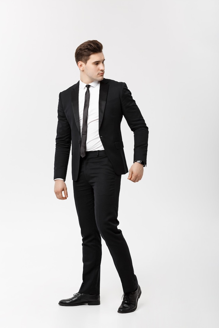 Foto grátis empresário de retrato de corpo inteiro posando elegantemente em fundo branco.