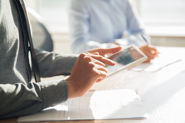 Foto grátis empresário de trabalho com a tabuleta digital no escritório