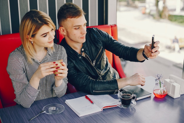 Empresário e empresária em um café