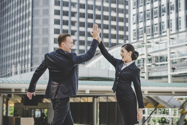 empresário e mulher com sucesso no trabalho