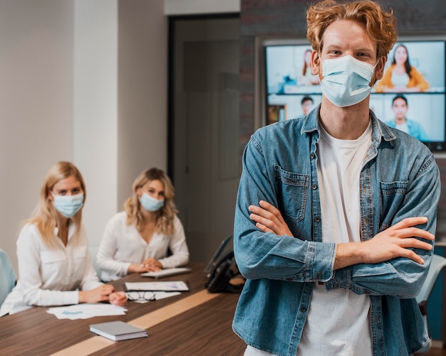 Empresário e seus colegas de trabalho