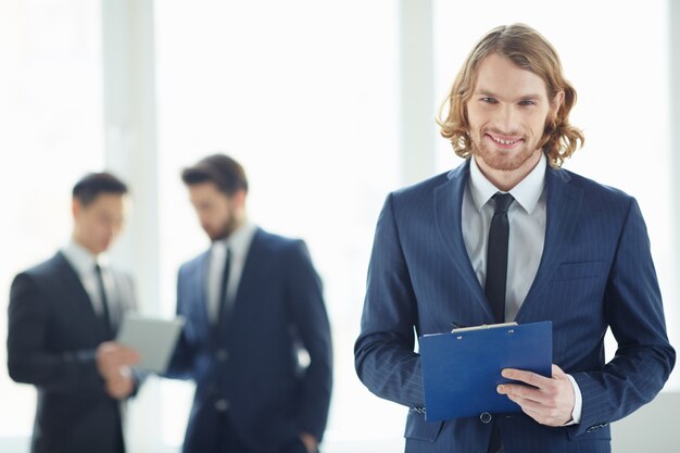 empresário elegante, com uma prancheta