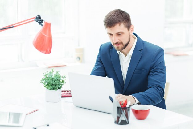 empresário elegante sentado no escritório