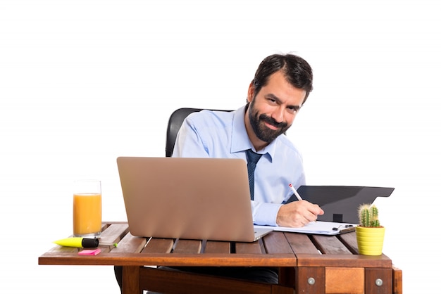 Foto grátis empresário em seu escritório com sua pasta
