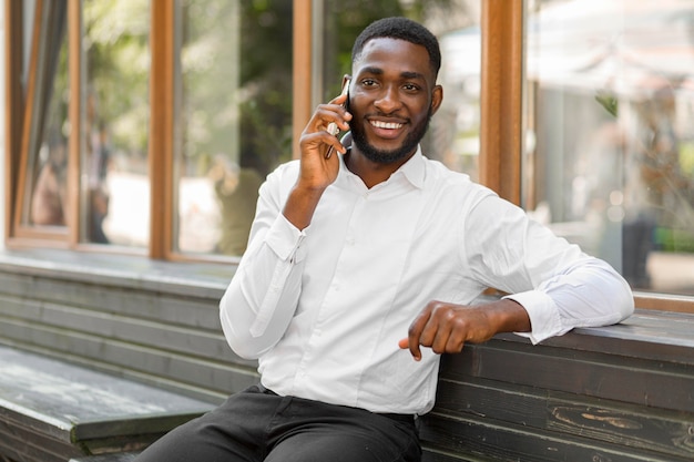 Foto grátis empresário falando ao telefone