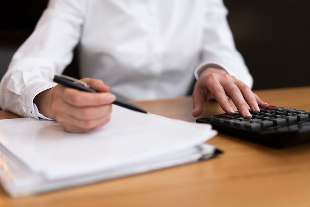 Foto grátis empresário fazendo cálculos no escritório