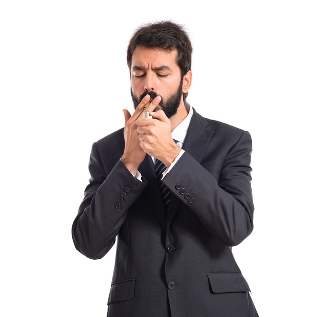 Empresário fumando sobre fundo branco isolado