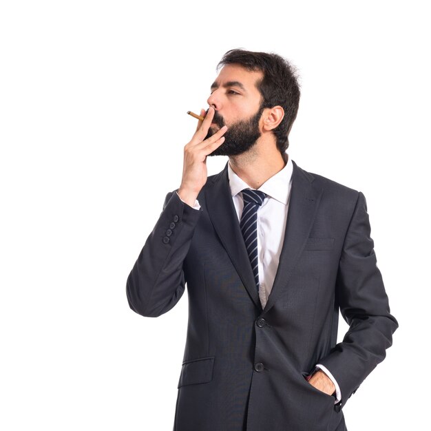 Empresário fumando sobre fundo branco isolado