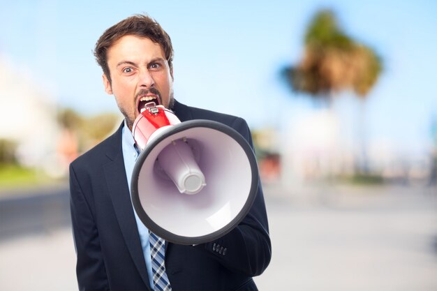 empresário furioso com um megafone