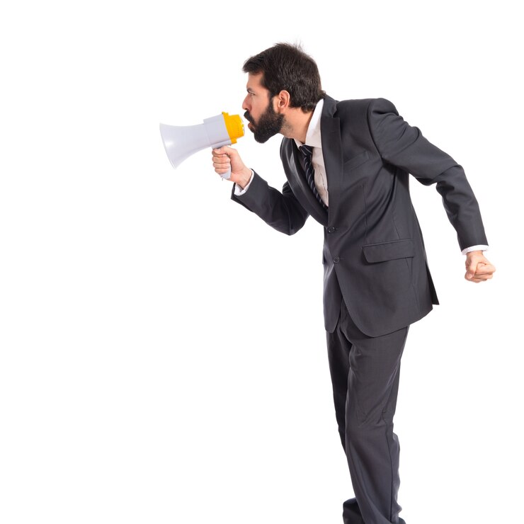 Foto grátis empresário gritando sobre fundo branco isolado